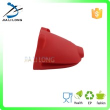 Red animal shaped heat-resistant microwave oven gloves