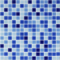 Ambientazione esterna della piscina del mosaico di vetro blu misto