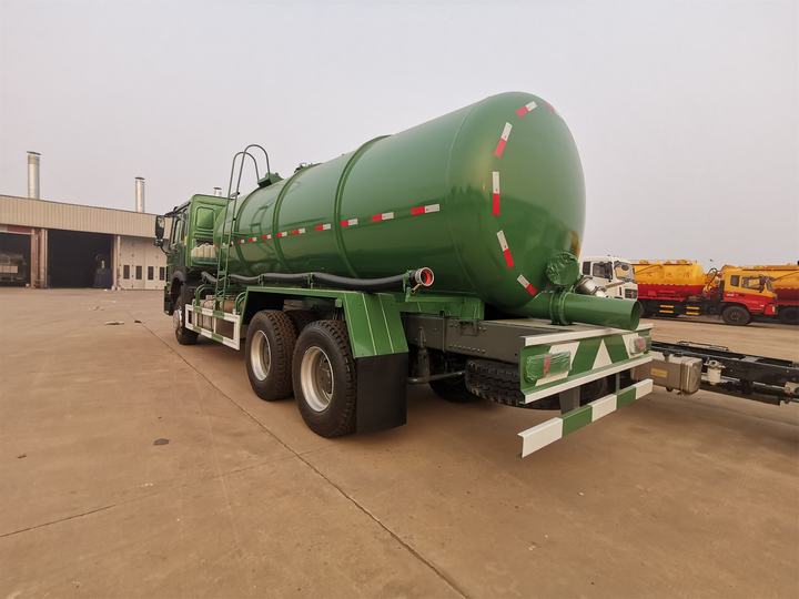 Howo 6x4 18000L شاحنة شفط الصرف الصحي الفراغ