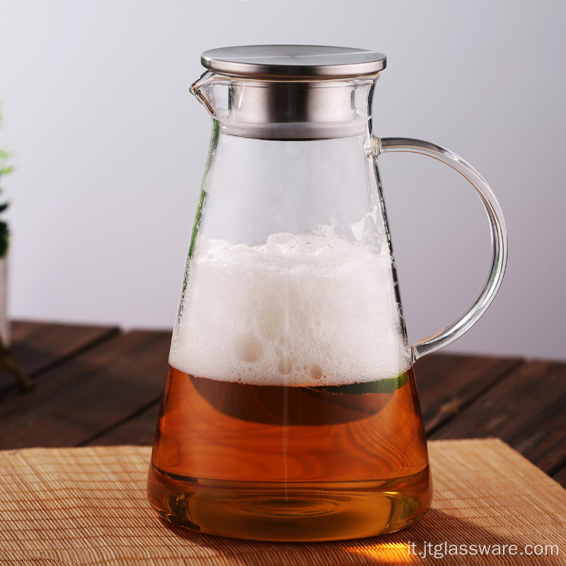 Tè freddo con succo fatto in casa in caraffa di vetro