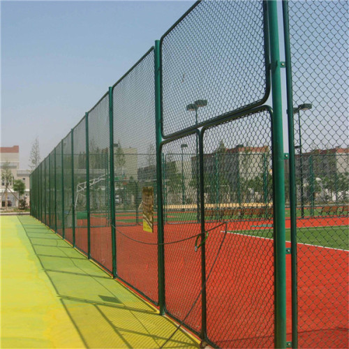 Recinto verde scuro del collegamento a catena per il campo da giuoco