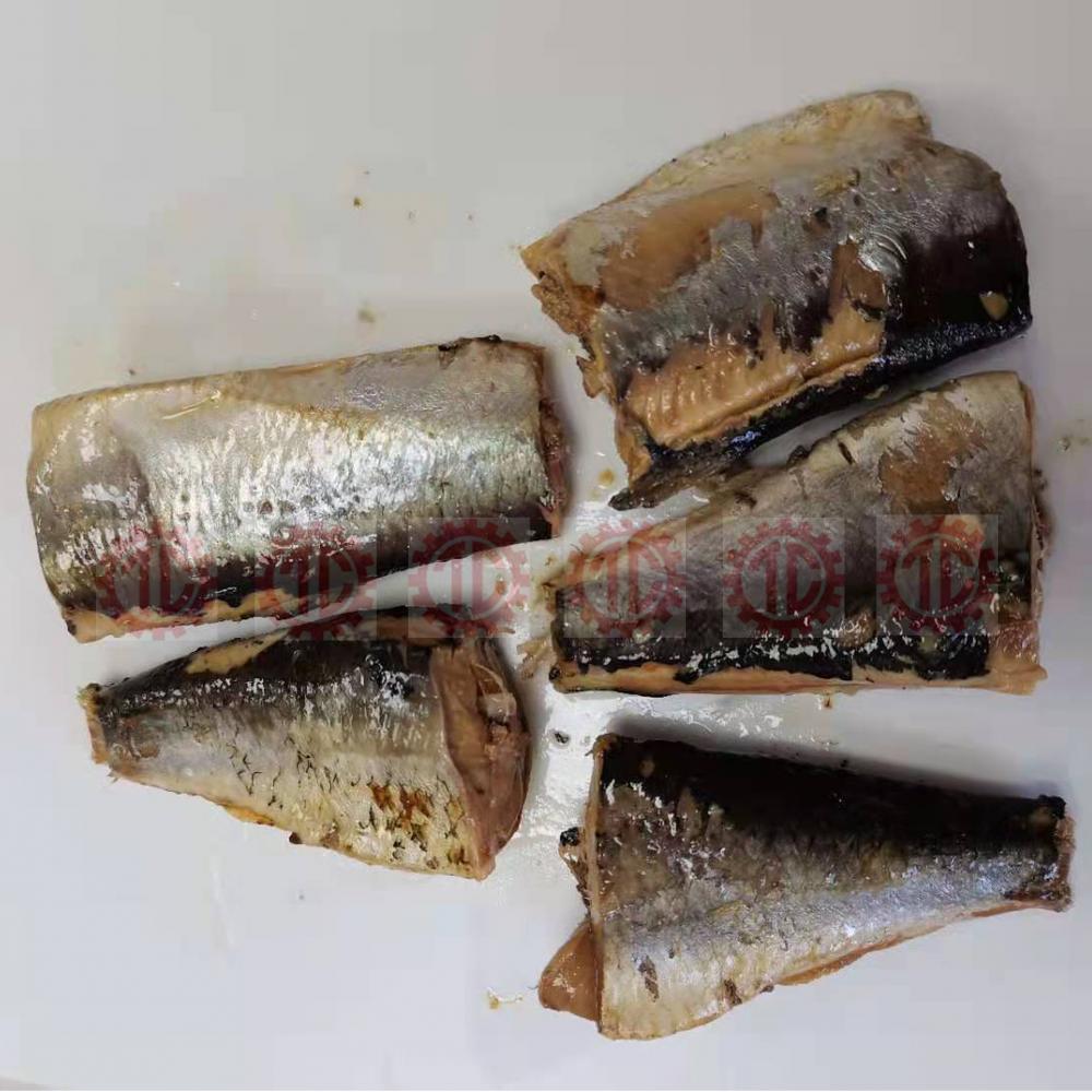 عملية تعليب سمك الرنجة في زيت حار