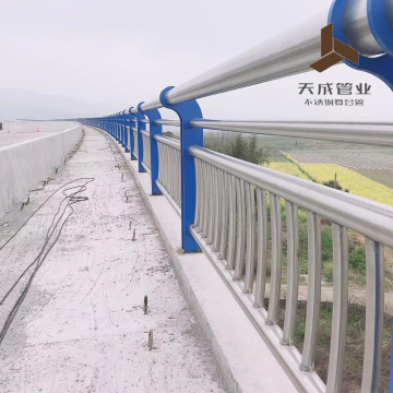 Garde-corps de sécurité du pont traversant la rivière