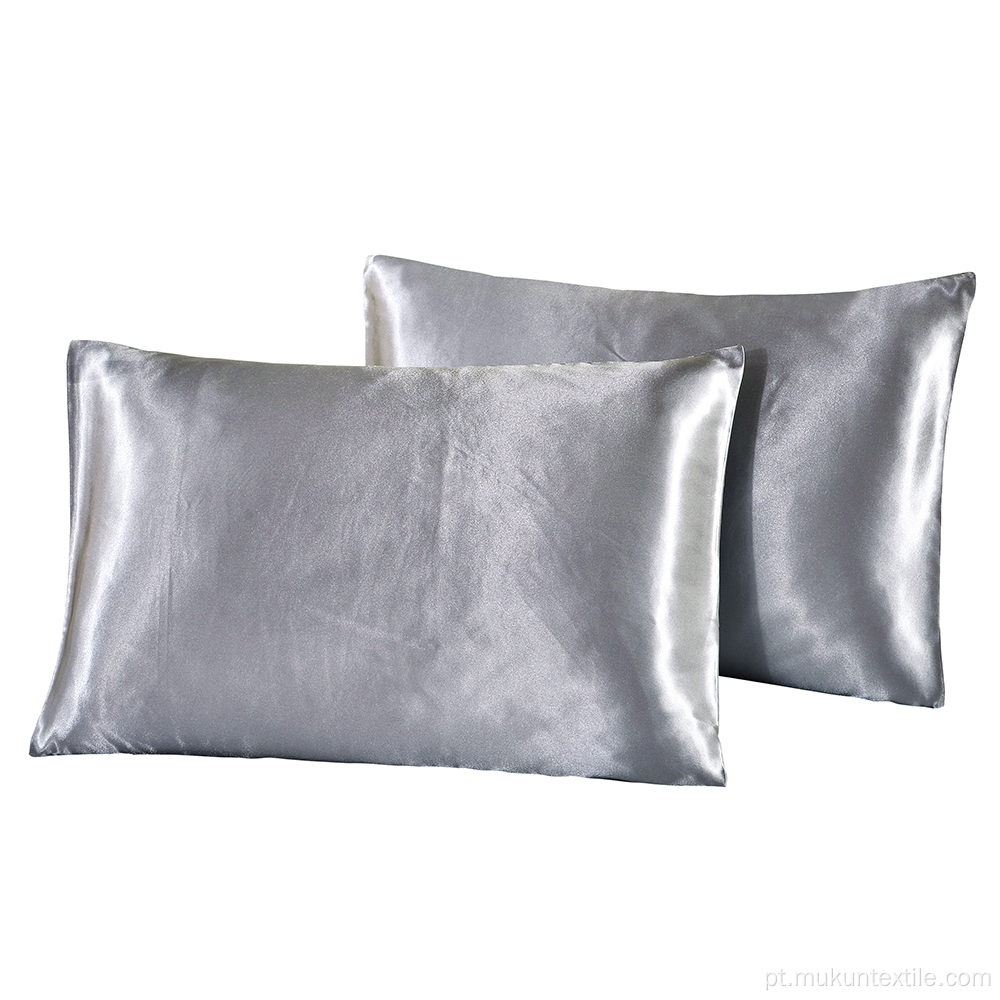 Almofada imitada em branco da cama de seda
