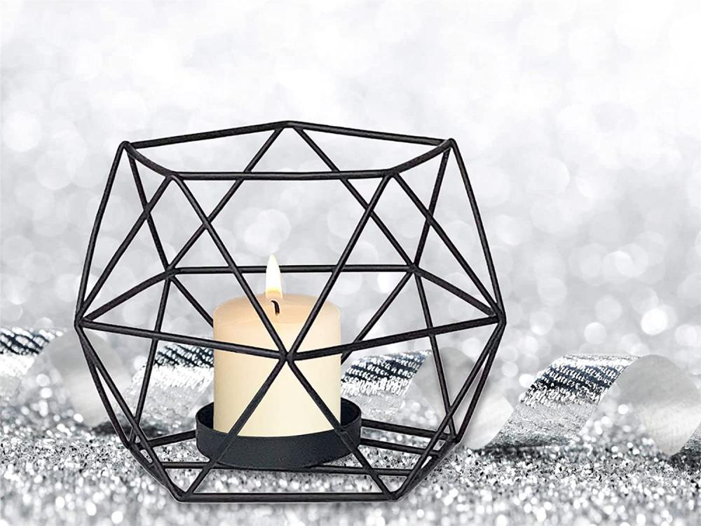 Masa merkezinde geometrik tealight mum tutucu dekor