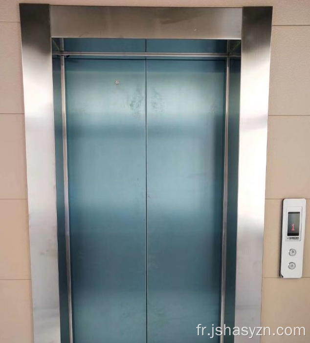le couvercle de la porte de l'ascenseur