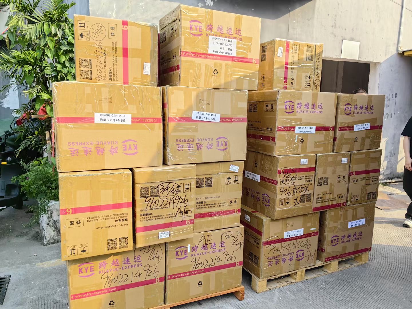 In Stock C1000 24port GE POE 4x1G SFP Network Switch C1000-24P-4G-L