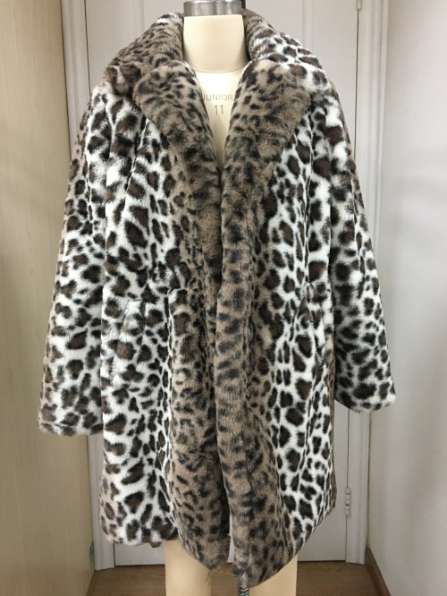 Cappotto in pelliccia sintetica con stampa leopardata