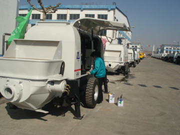 Trailer-mounted concrete pump