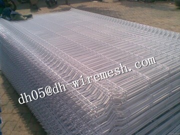 curved wire mesh fence