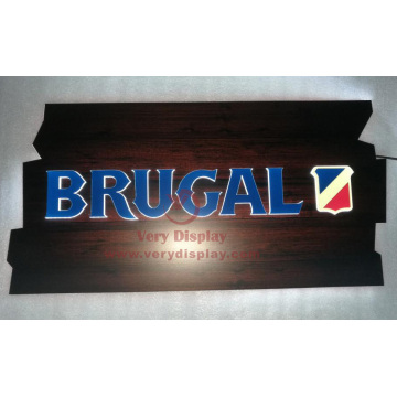 우드 포일 전면이있는 Brugal Light 디스플레이