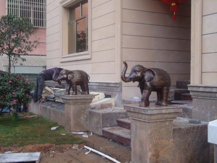 Esculturas animales grandes patio al aire libre