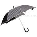 Jungen sehen durch Auto Open Kids Umbrella