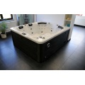 Jacuzzi Deluxe para 6 personas con asientos profundos