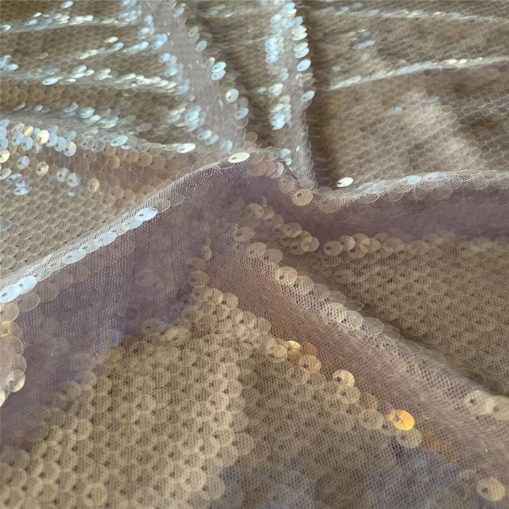 Séquelles cristallines de 5 mm broderies sur le tissu en maille extensible