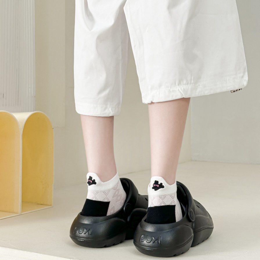 Ang mga medyas ng bangka na may mga pusa at aso