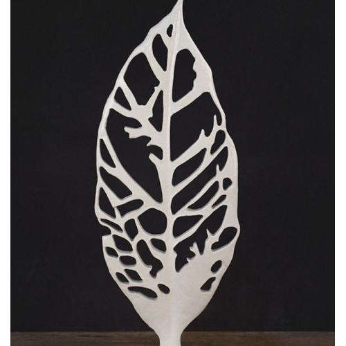 Simple hollowed-out leaf crafts