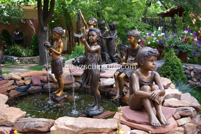 Jardín de bronce chico y chica estatua fuente