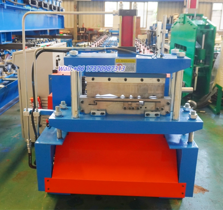The automatic type-changing buckle wall panel machine