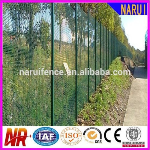 358 Serried Horizontal Wires Fence