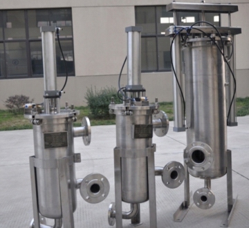 Drum scraper self-cleaning filter