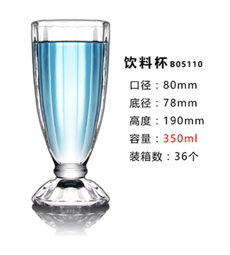 A clear cold drink cup that can be used in a bar