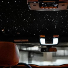 Stelle scintillanti nel soffitto dell&#39;auto