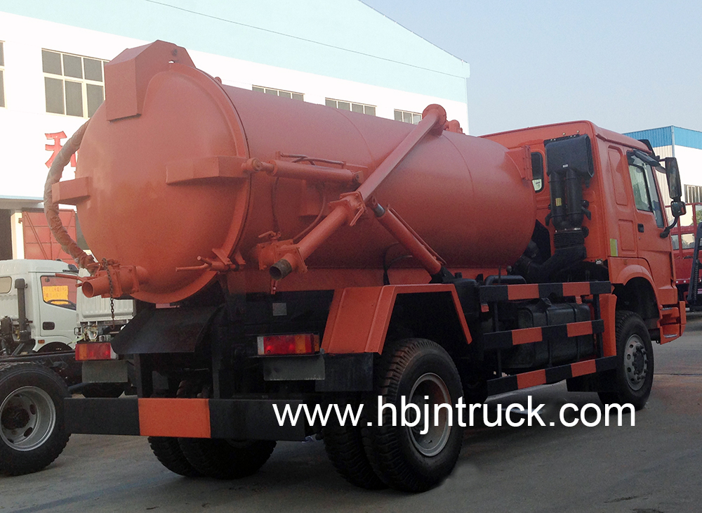 4 x 4 sewage suction truck