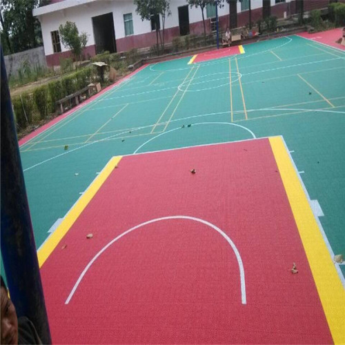 Polypropylene outdoor tile for multi sport court