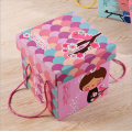 Boîte-cadeau carrée coloré avec poignée de corde