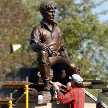 Public garden decoration bronze brass man sitting statue