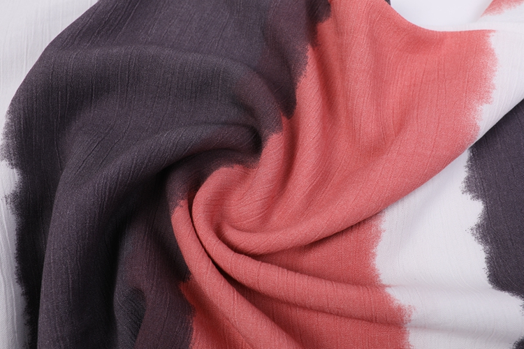 Fabrikspris tryckt färgat 100%viskos rayon tyg crinkle material för kvinnors skjorta