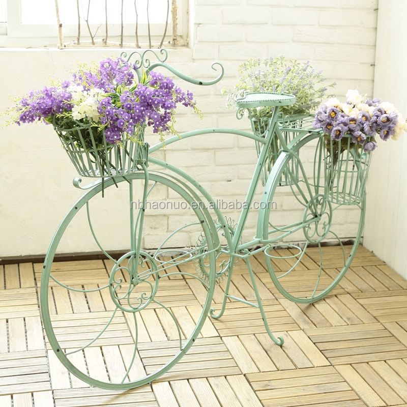 Modelo de bicicleta de color de país americano con canasta de flores en el suelo decoración boda floristería ropa decoración de café