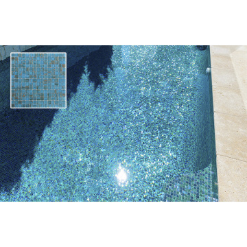 Linee d&#39;oro Mosaico con getto d&#39;acqua del bagno in vetro fuso