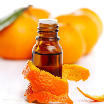 Massaggio cosmetico all&#39;olio di arancio dolce puro