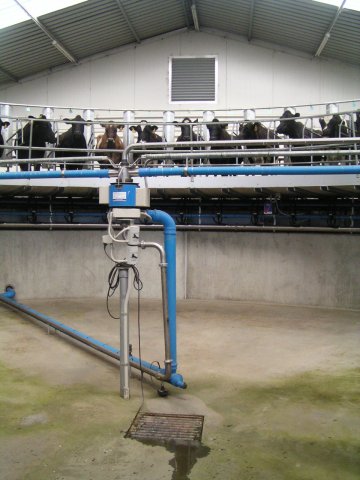 rotating type milking hall