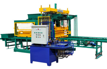 Concrete brick making machine