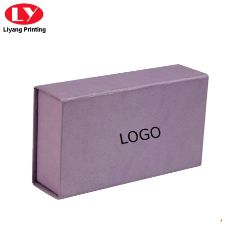 로고가있는 보라색 자석 상자 모양