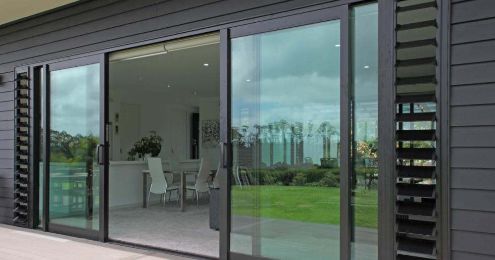 Double glazed aluminum sliding door soundproofing