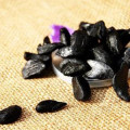 Gusto agrodolce -aglio nero sbucciato