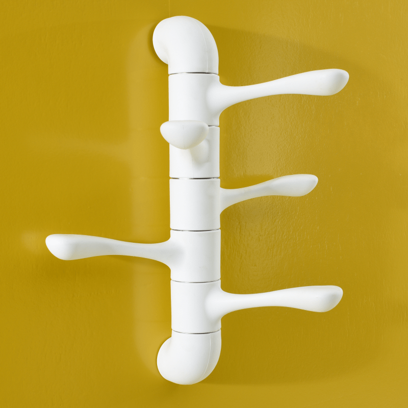 Cintre simple de PP de porte-manteau avec la base en métal Cintres modernes de support de tissu de ménage