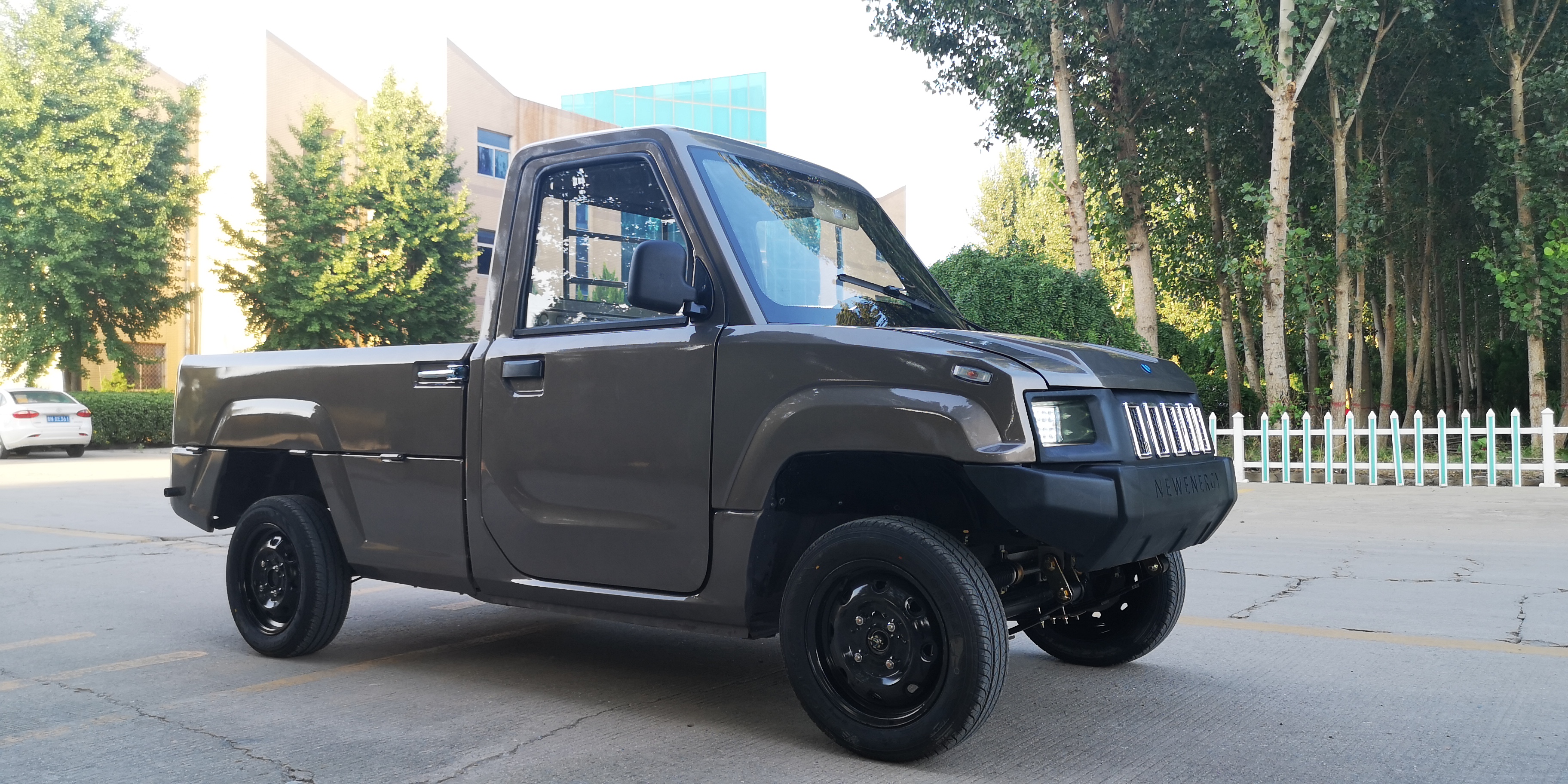 The latest four-wheel electric pickup truck made in China