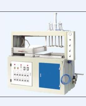 Oven-moving vacuum plastic absorbing machine