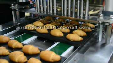 Machine croissant stuffing