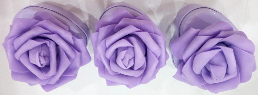 花の装飾と紫のキャンディティンボックス