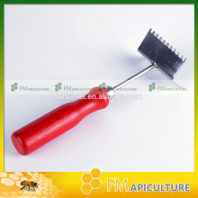 Wooden handle queen excluder cleaner ; queen excluder shovel; beekeeping equipment ;