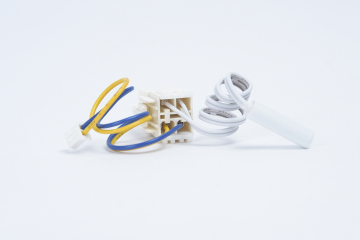 Refrigerator temperature sensing harness