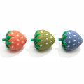 Fragola Kawaii all&#39;ingrosso con ciondoli in resina con foro da 3 mm Decorazione in miniatura di frutta 3D Decorazione artistica fai-da-te Ornamento per cravatte per capelli per bambini
