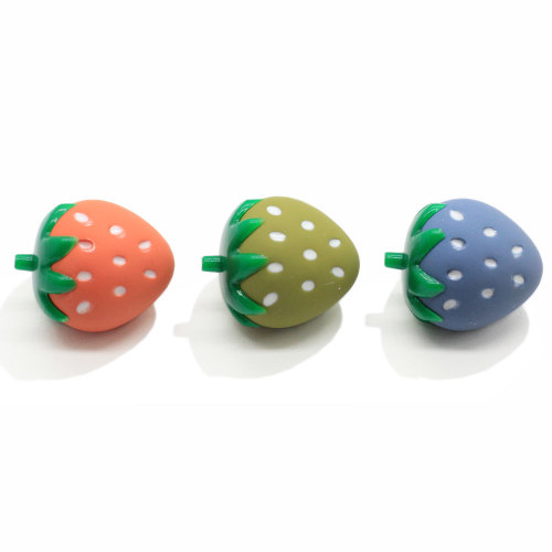 Fragola Kawaii all&#39;ingrosso con ciondoli in resina con foro da 3 mm Decorazione in miniatura di frutta 3D Decorazione artistica fai-da-te Ornamento per cravatte per capelli per bambini