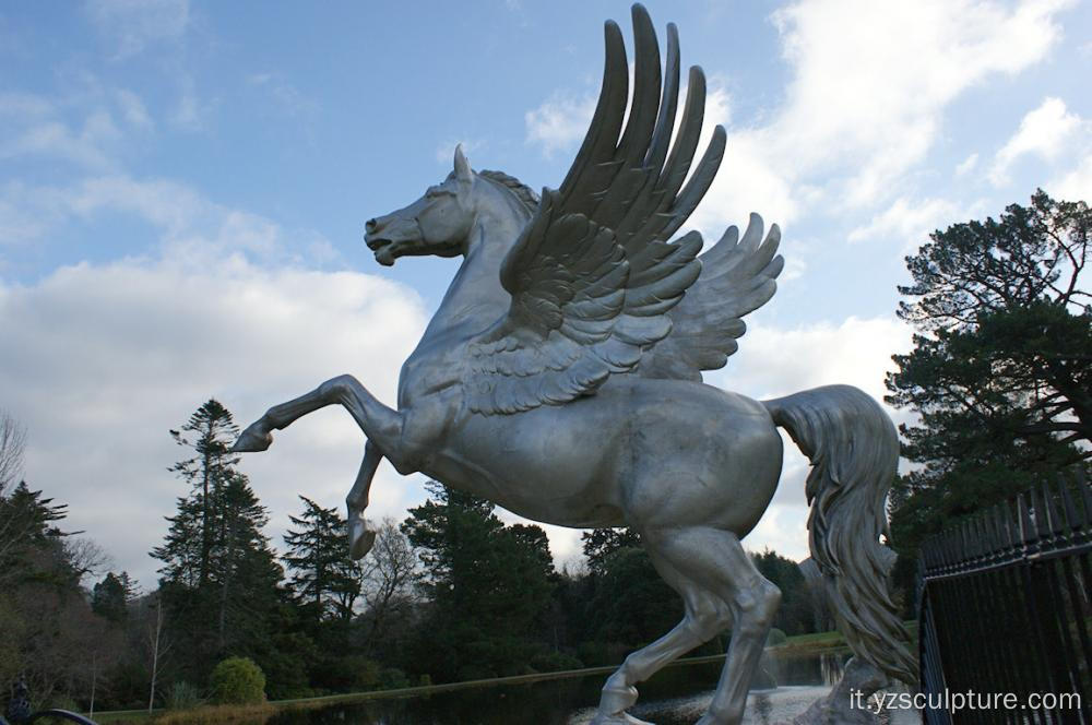 Scultura Cavallo In Acciaio In Acciaio Con Le Ali